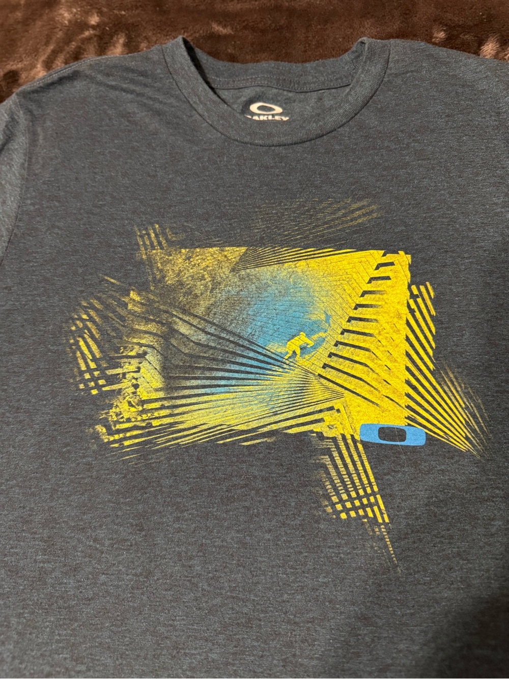 Oakley Men’s Short-Sleeve Graphic Tee in Charcoal with Yellow & Blue Print - Picture 3 of 5